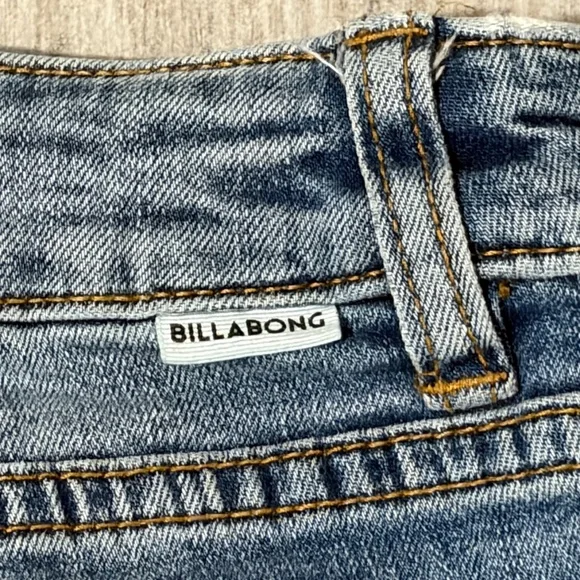 LIKE NEW! Women's Billabong Distressed, Button Fly Jean Shorts - 26 - Picture 7 of 7